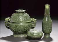 18th century A Spinach jade matched garniture